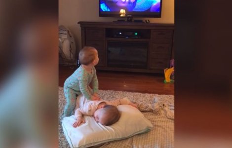 Gemenii imita personajele din Frozen: video amuzant