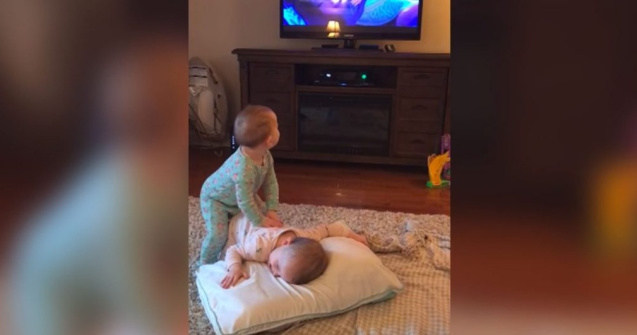 Gemenii imita personajele din Frozen: video amuzant