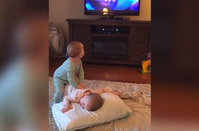 Surpriza de care a avut parte o mama, dupa ce si-a pus gemenii sa se uite la animatia Frozen / VIDEO