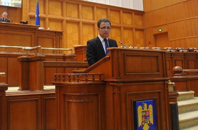 Deputatul Daniel Olteanu a parasit grupul PNL si s-a inscris in ALDE