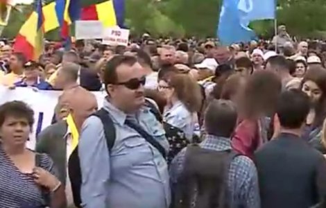 Peste 4.000 de persoane protesteaza in fata Parlamentului / UPDATE