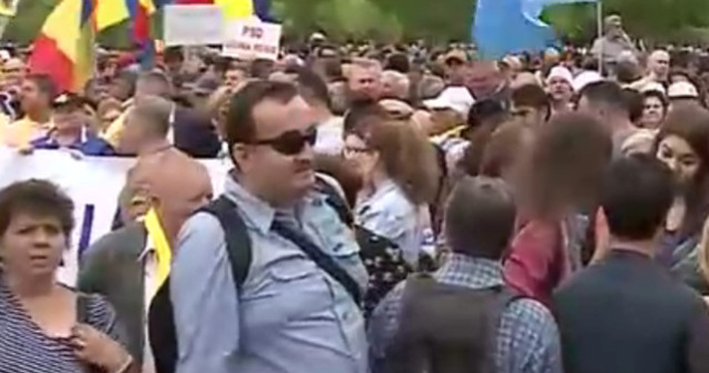 Peste 4.000 de persoane protesteaza in fata Parlamentului / UPDATE