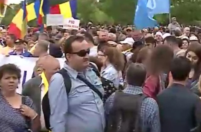 Peste 4.000 de persoane protesteaza in fata Parlamentului / UPDATE