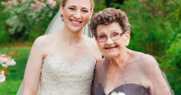 Domnisoara de onoare la nunta nepoatei: o bunica a cucerit internetul