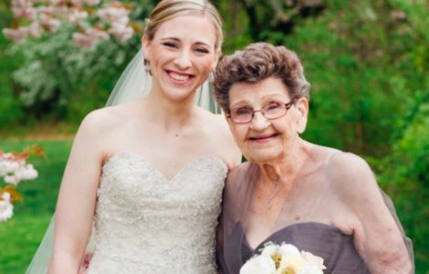 Domnisoara de onoare la nunta nepoatei: o bunica a cucerit internetul