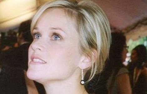 Reese Witherspoon, lovita de o masina in timp ce facea jogging