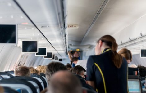 Studiu: Insotitorii de bord, expusi la un risc mai mare de cancer