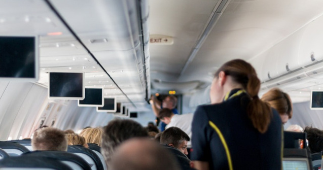 Studiu: Insotitorii de bord, expusi la un risc mai mare de cancer