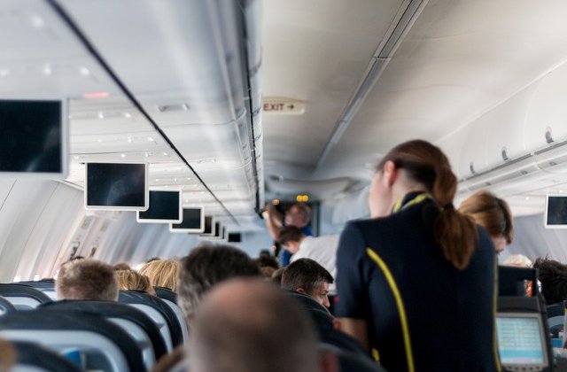 Studiu: Insotitorii de bord, expusi la un risc mai mare de cancer