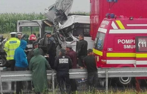 Doua persoane au murit dupa un impact puternic intre un microbuz cu pasageri si un TIR
