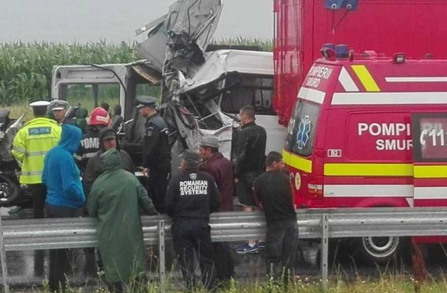 Doua persoane au murit dupa un impact puternic intre un microbuz cu pasageri si un TIR