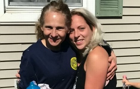 O femeie a descoperit ca sora pe care a cautat-o 7 ani ii era vecina