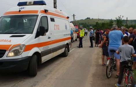 Mama si fiica, decedate dupa ce au fost lovite de o masina