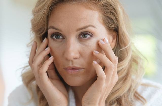 10 obiceiuri "inofensive" care provoaca aparitia prematura a ridurilor