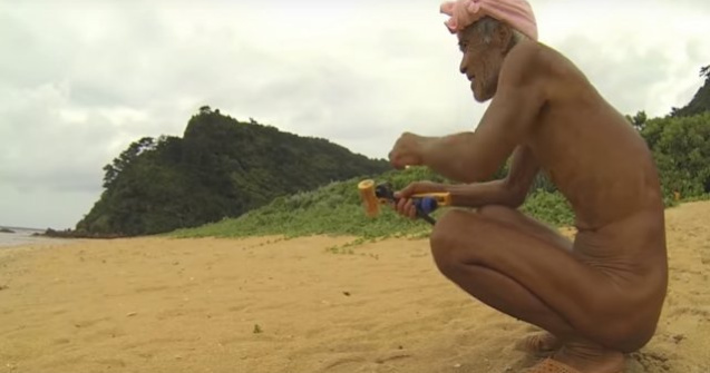 Un batran care a locuit izolat pe o insula 29 de ani, obligat sa revina in civilizatie