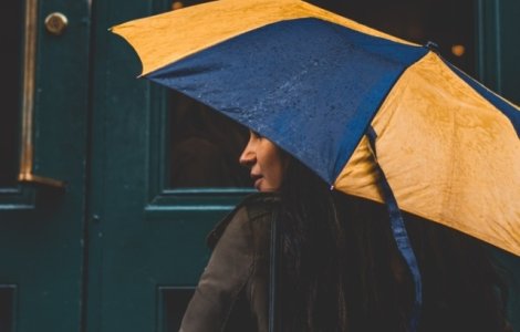 Cod PORTOCALIU de ploi in 9 judete; cod GALBEN in alte 17