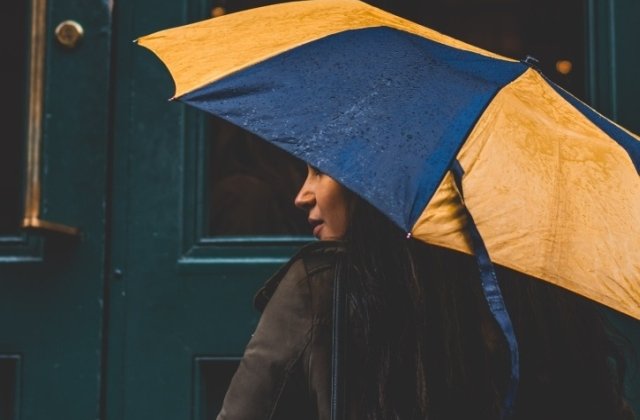 Cod PORTOCALIU de ploi in 9 judete; cod GALBEN in alte 17