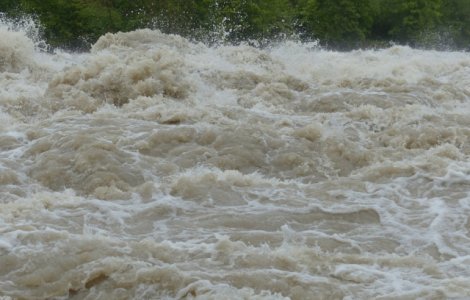 Cod ROSU de inundatii pe rauri din judetele Harghita, Neamt, Bacau, Covasna si Brasov