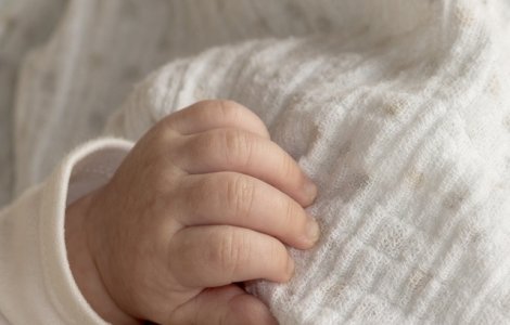 Un bebelus de un an si sapte luni a cazut de la etajul patru. In ce stare se afla copilul