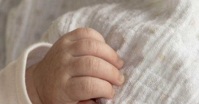 Un bebelus de un an si sapte luni a cazut de la etajul patru. In ce stare se afla copilul