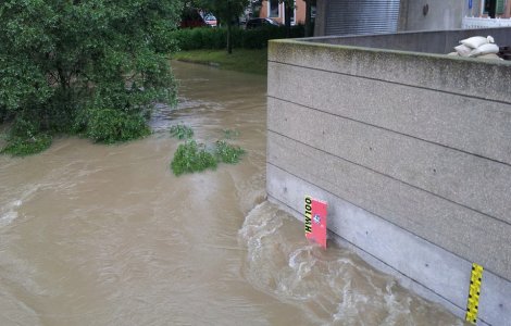 Cod rosu de inundatii. Persoane evacuate, drumuri blocate, interventii ale pompierilor pentru evacuarea apei