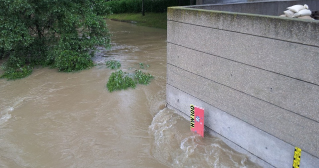 Cod rosu de inundatii. Persoane evacuate, drumuri blocate, interventii ale pompierilor pentru evacuarea apei