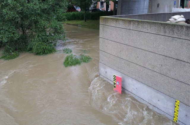 Cod rosu de inundatii. Persoane evacuate, drumuri blocate, interventii ale pompierilor pentru evacuarea apei