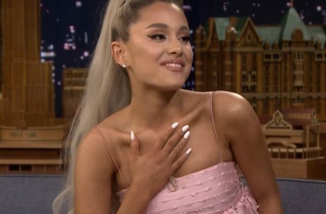 Ariana Grande si-a facut un tatuaj in memoria tatalui lui Pete Davidson, decedat in atentatele de la 11 septembrie/ FOTO