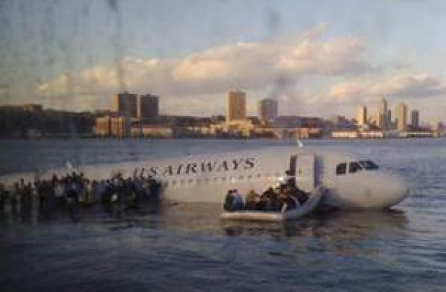 Accident aviatic in New York: Pasagerii au supravietuit miraculos