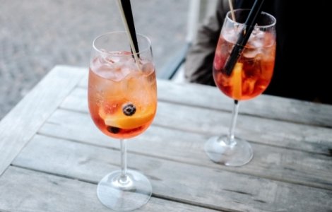 Studiu: Mai mult de o bautura alcoolica pe zi creste riscul de mortalitate si de cancer