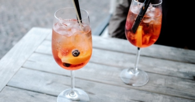 Studiu: Mai mult de o bautura alcoolica pe zi creste riscul de mortalitate si de cancer