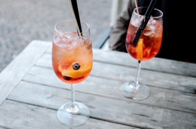 Studiu: Mai mult de o bautura alcoolica pe zi creste riscul de mortalitate si de cancer