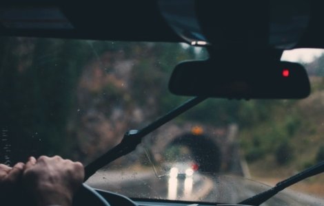 Masina condusa de un barbat aflat sub influenta alcoolului si fara permis, oprita cu focuri de arma