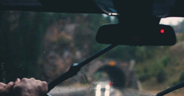 Masina condusa de un barbat aflat sub influenta alcoolului si fara permis, oprita cu focuri de arma