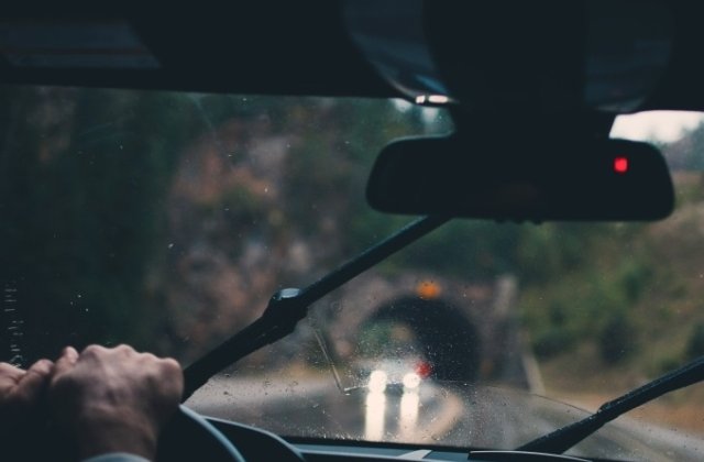 Masina condusa de un barbat aflat sub influenta alcoolului si fara permis, oprita cu focuri de arma