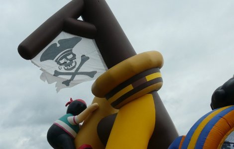 O fetita a murit,dupa ce castelul gonflabil in care se juca a explodat