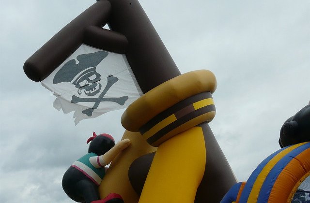 O fetita a murit pe plaja, dupa ce castelul gonflabil in care se juca a explodat