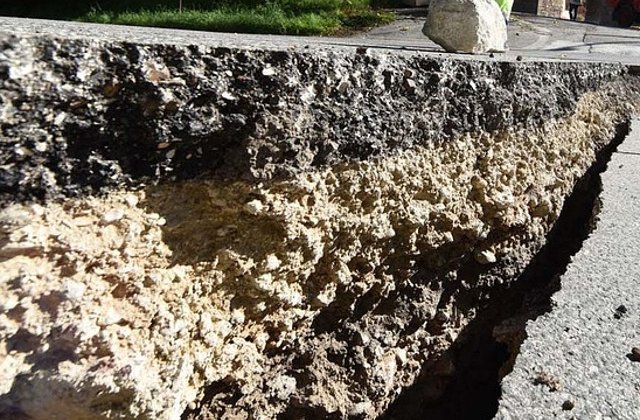 Momentul in care o sosea din China se surpa, surprins de o camera de supravaghere/ VIDEO