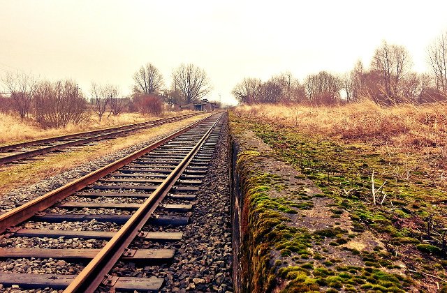Un barbat a murit dupa ce microbuzul pe care il conducea a fost lovit de tren