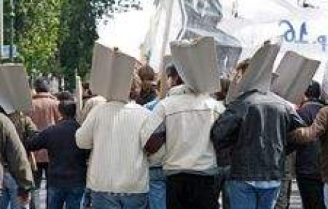 The Guardian: Romanii vor iesi in strada