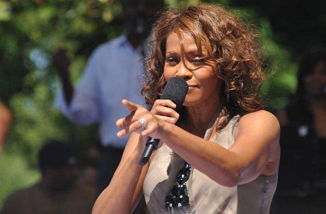 Whitney Houston revine pe marile ecrane