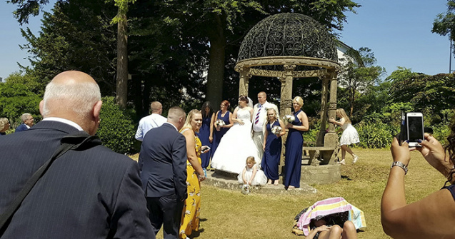 O femeie refuza sa lase mirii sa-si faca pozele de nunta, facand plaja