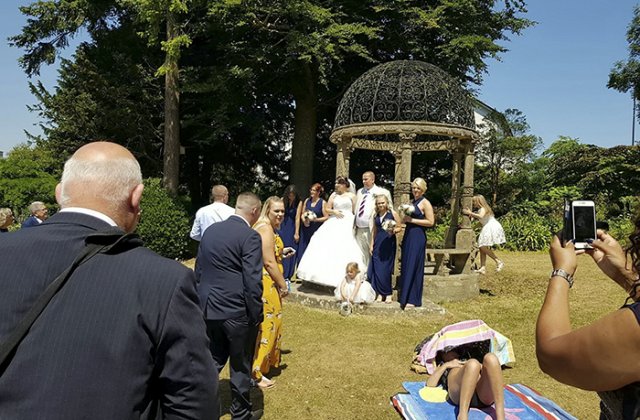 O femeie refuza sa lase mirii sa-si faca pozele de nunta, facand plaja exact langa ei