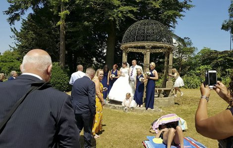 O femeie refuza sa lase mirii sa-si faca pozele de nunta, facand plaja exact langa ei