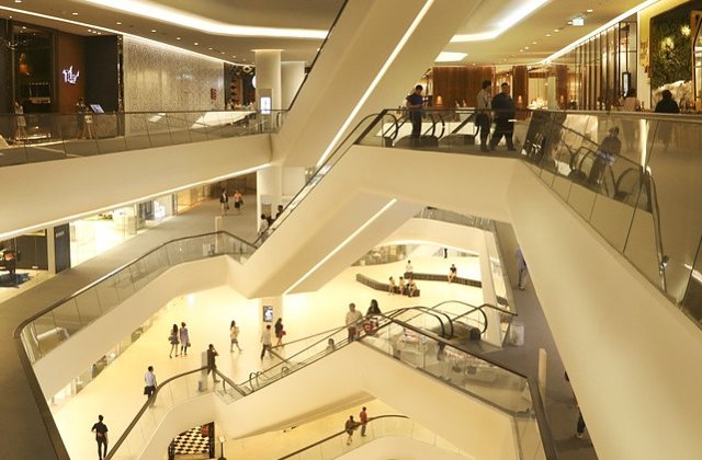 O femeie in varsta de 25 de ani, ranita dupa ce tavanul unui mall din Constanta s-a prabusit