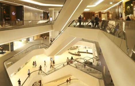 O femeie in varsta de 25 de ani, ranita dupa ce tavanul unui mall din Constanta s-a prabusit