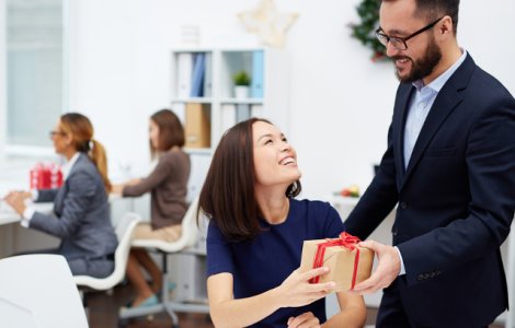 Cum sa alegi un cadou corporate pentru o femeie. 3 reguli pe care ar trebui sa le respecti