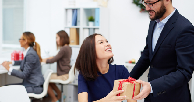 Cum sa alegi un cadou corporate pentru o femeie. 3 reguli pe care ar trebui sa le respecti