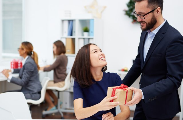 Cum sa alegi un cadou corporate pentru o femeie. 3 reguli pe care ar trebui sa le respecti