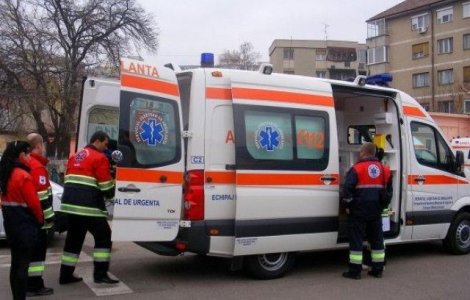 O ambulanta care transporta o pacienta a lovit mortal un pieton pe o trecere in Galati